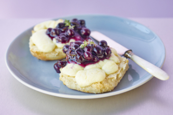 cheesecurd biscuits with blueberries